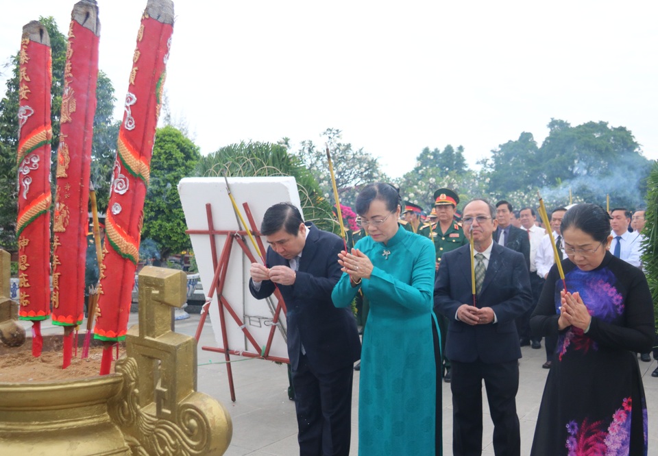 Bí thư Đinh La Thăng dâng hoa, thắp hương tại Nghĩa trang Thành phố - 5 Lãnh đạo Thành uỷ, HĐND, UBND, UBMTTQ Việt Nam TPHCM thắp hương tại Nghĩa trang Thành phố.