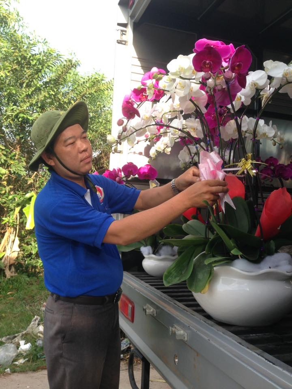 Những thầy giáo trồng lan cải thiện đời sống - 3 Thầy Nguyễn Văn Cải chuẩn bị cho một chuyến giao hoa vào ngày giáp Tết nguyên đán này