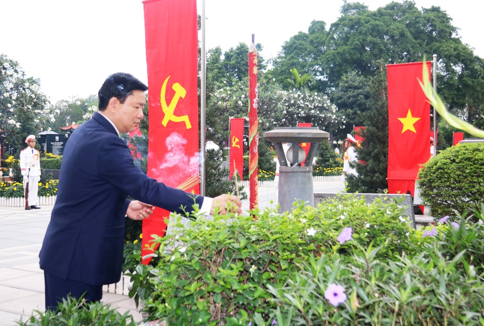 Bí thư Đinh La Thăng dâng hoa, thắp hương tại Nghĩa trang Thành phố - 6
Bí thư Đinh La Thăng thắp hương mộ phần cố Tổng Bí thư Nguyễn Văn Linh an nghỉ tại Nghĩa trang Thành phố.