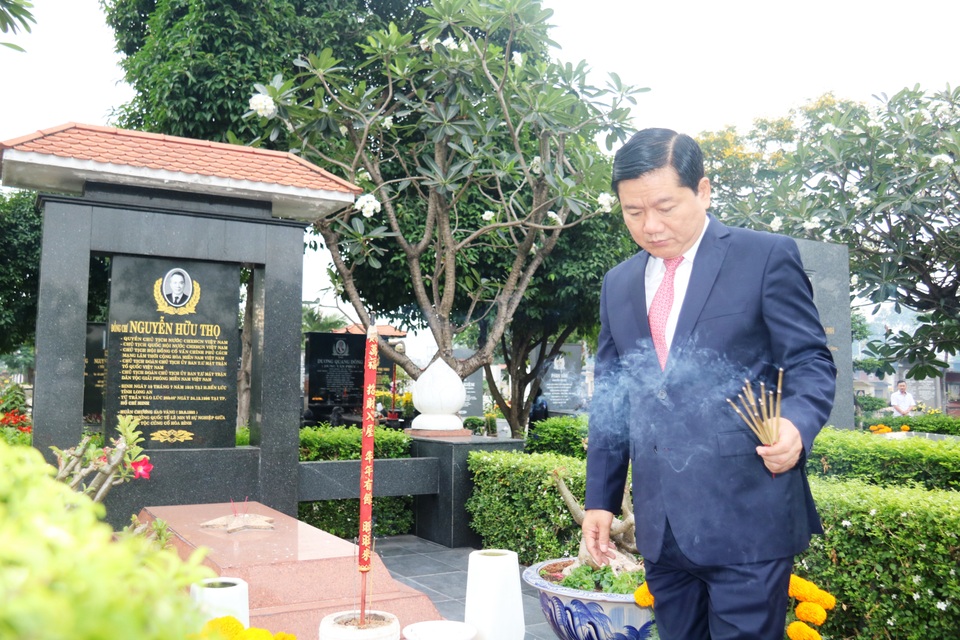 Bí thư Đinh La Thăng dâng hoa, thắp hương tại Nghĩa trang Thành phố - 8 Mộ phần nguyên Chủ tịch nước Nguyễn Hữu Thọ.