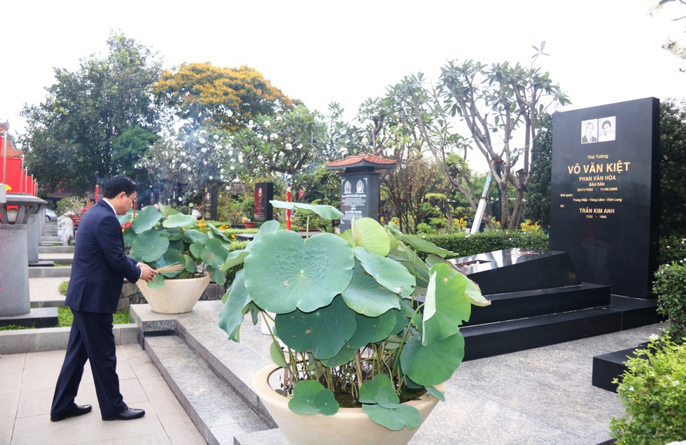 Bí thư Đinh La Thăng dâng hoa, thắp hương tại Nghĩa trang Thành phố - 7 Bí thư Đinh La Thăng thắp hương mộ phần cố Thủ tướng Võ Văn Kiệt và phu nhân an nghỉ tại Nghĩa trang Thành phố.