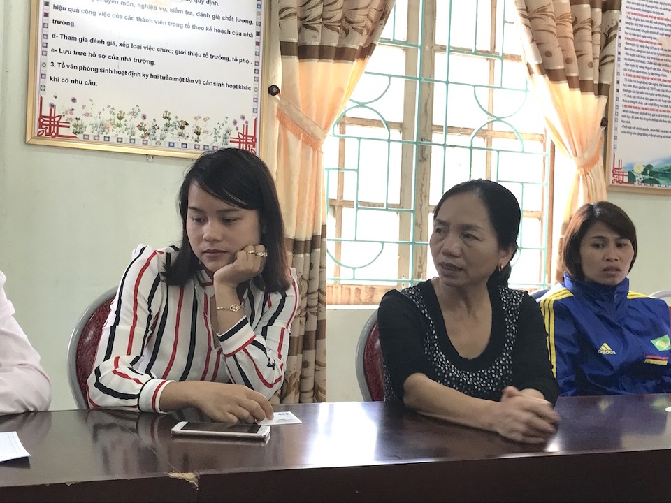 Giáo viên miền biên viễn “kêu trời” vì… phụ cấp bị cắt giảm? - 2 Cô Phạm Thị Hương (áo sọc, giáo viên trẻ) và cô Trần Thị Thảo (áo đen, giáo viên hơn 20 năm công tác) chia sẻ cùng với PV.