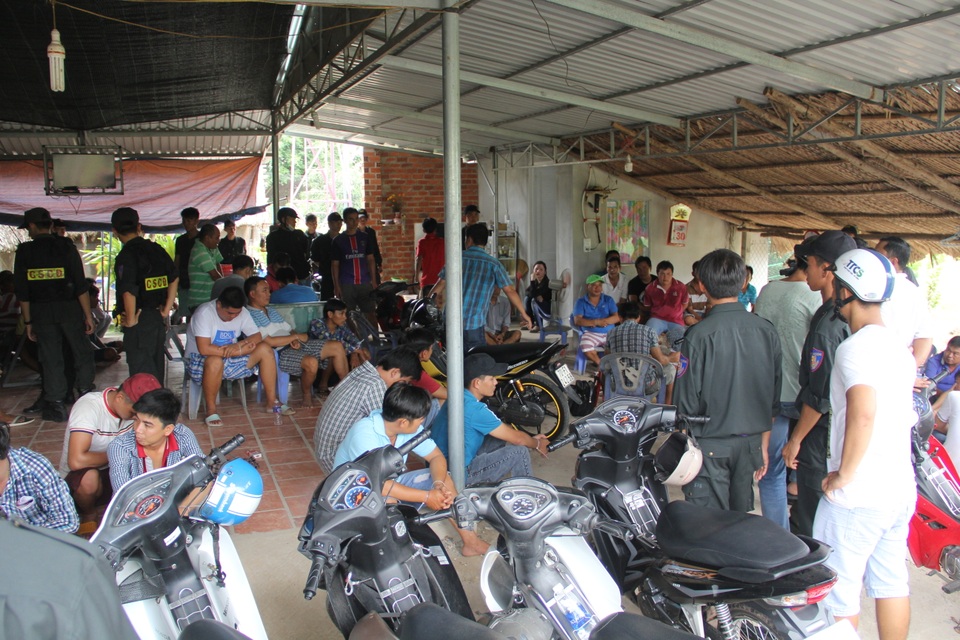 Bắt trường gà “khủng” ở sân bóng đá - 2 Các đối tượng bị bắt tại điểm đá gà