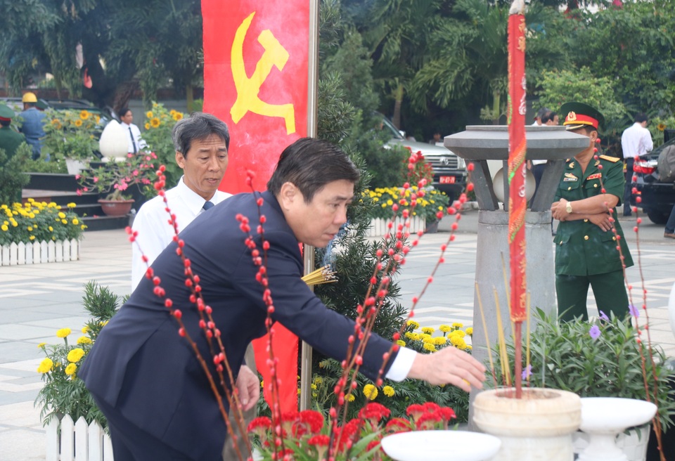 Bí thư Đinh La Thăng dâng hoa, thắp hương tại Nghĩa trang Thành phố - 9 Chủ tịch UBND TPHCM Nguyễn Thành Phong thắp hương tại các mộ phần cố Lãnh đạo Đảng, Nhà nước, Chính phủ an nghỉ tại Nghĩa trang Thành phố.
