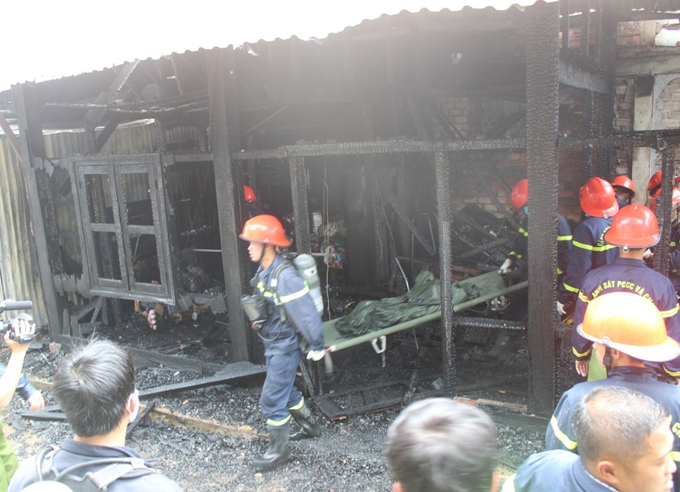 Thi thể cụ ông được đưa ra ngoài