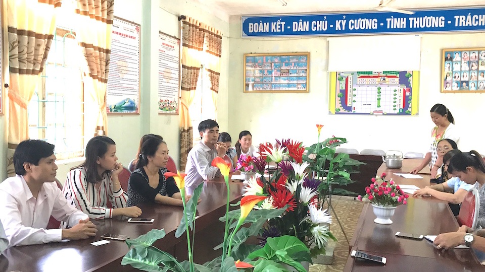 Giáo viên miền biên viễn “kêu trời” vì… phụ cấp bị cắt giảm? - 1
Các giáo viên Trường Tiểu học Hữu Lập, huyện Kỳ Sơn, Nghệ An trao đổi với PV.