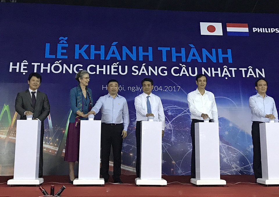 Hà Nội: Hơn 1.100 bộ đèn Led hiện đại chiếu sáng cầu Nhật Tân - 1 Ông Nguyễn Đức Chung - Chủ tịch UBND TP Hà Nội cùng các lãnh đạo TP Hà Nội nhấn nút vận hành hệ thống đèn Led