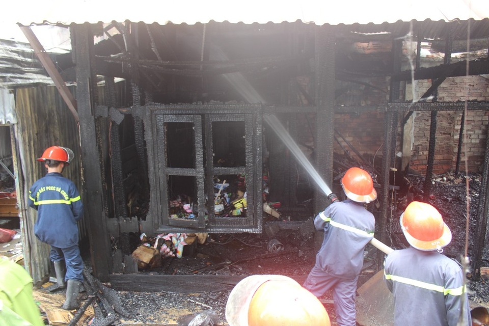 Lực lượng chức năng đang khống chế đám cháy, tránh lây lan sang khu vực khác