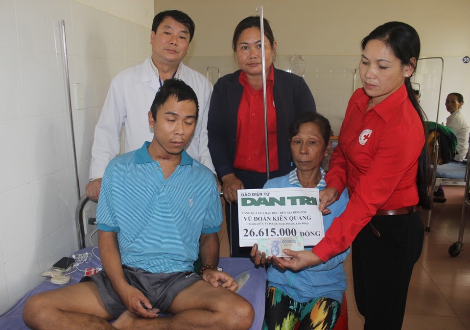 Trao hơn 26 triệu đồng đến gia đình em Vũ Đoàn Kiên Quang - 1 Đại diện Hội chữ thập đỏ thị trấn Di Linh (Lâm Đồng) thay mặt bạn đọc Dân trí trao quà nhân ái đến gia đình em Vũ Đoàn Kiên Quang