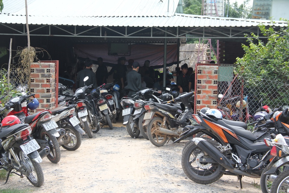 Bắt trường gà “khủng” ở sân bóng đá - 3 Xe của dân khắp các tỉnh miền Đông tụ tập về đây sát phạt