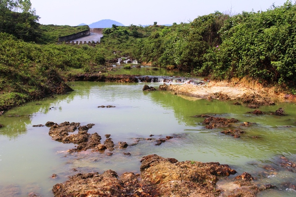 Hàng nghìn hộ dân khiếp đảm vì hồ chứa 13 triệu m3 nước bị ô nhiễm - 2 Nước tại đập tràn cũng bị nổi váng xanh