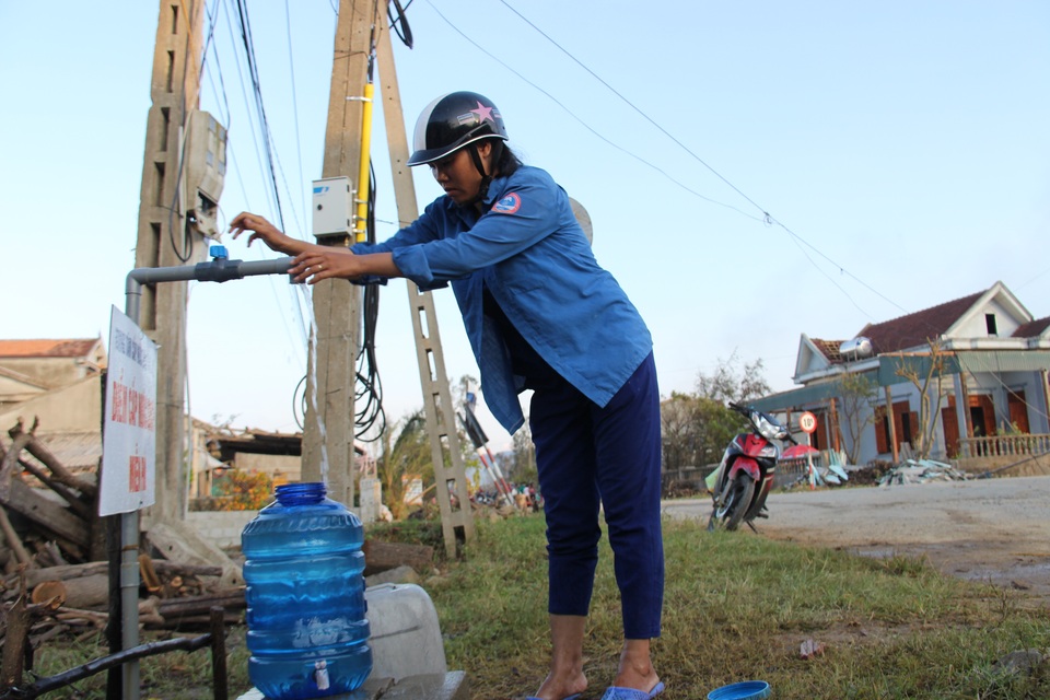 Dân khát nước sạch sau bão số 10 - 1 Người dân xách theo can, thùng đến các điểm cấp nước để lấy nước miễn phí
