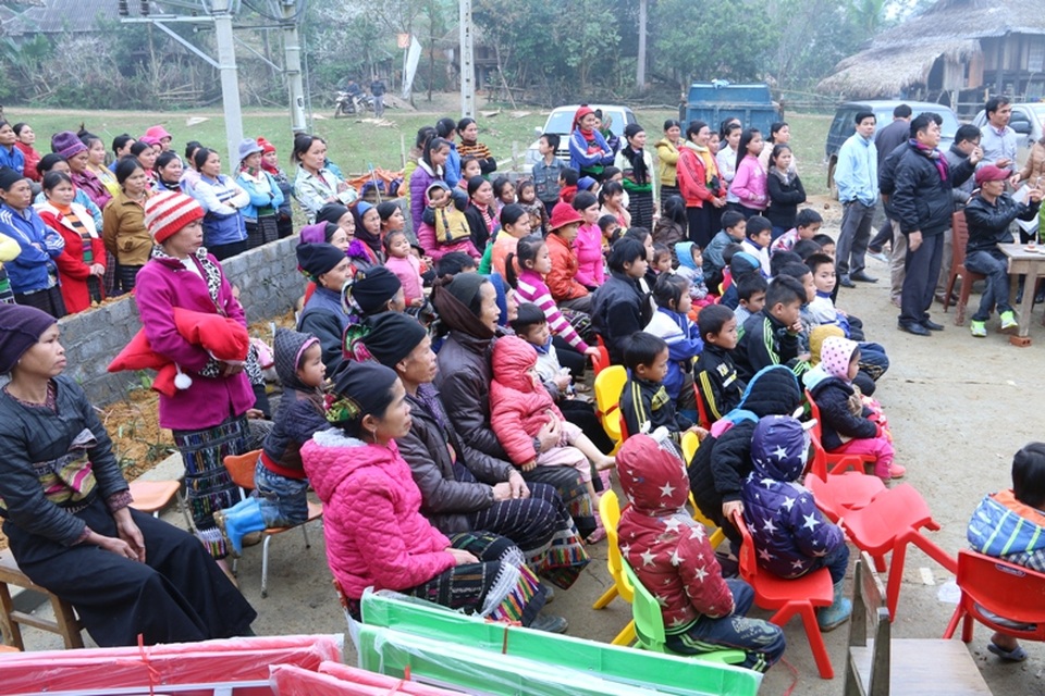 Hân hoan ngày khánh thành phòng học Dân trí thứ 10 tại điểm trường Nà Đang - 4 Gần như toàn bộ bà con dân bản và các cháu học sinh có mặt tại buổi lễ khánh thành