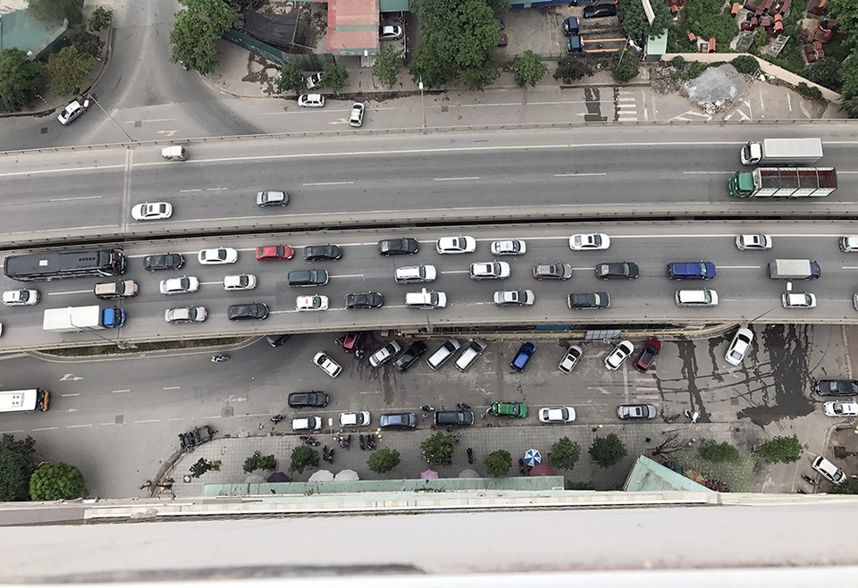 Hà Nội: Đường trên cao hướng vào nội thành ùn tắc nghiêm trọng - 5 Ô tô xếp hàng ba bò qua cầu cạn