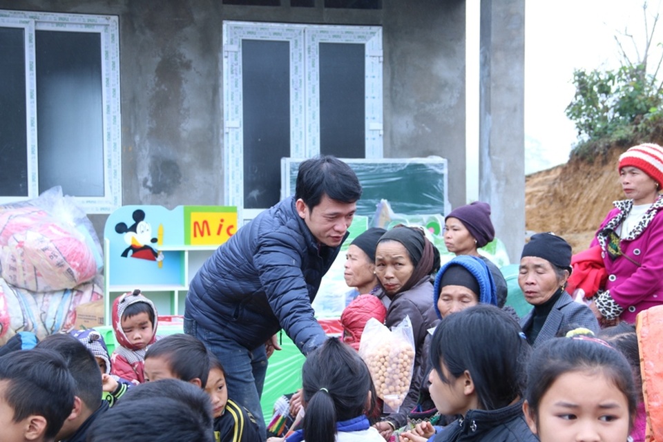 Hân hoan ngày khánh thành phòng học Dân trí thứ 10 tại điểm trường Nà Đang - 14
Nhà báo Nguyễn Thế Nam - Phó Ban Truyền thông và Công tác xã hội báo Dân trí phát quà cho các cháu