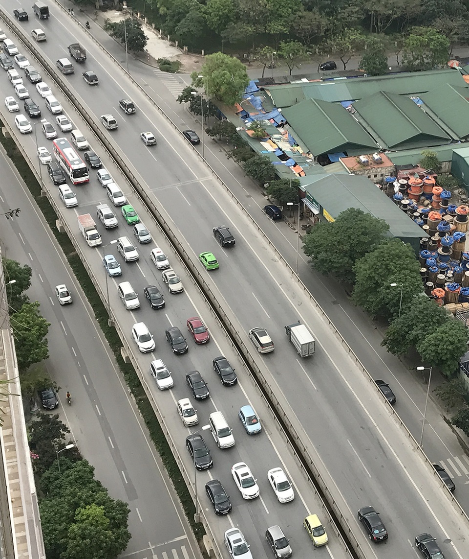 Hà Nội: Đường trên cao hướng vào nội thành ùn tắc nghiêm trọng - 3 Nhiều tuyến đường ở cửa ngõ phía Nam TP Hà Nội bắt đầu bị ùn tắc trong sáng nay