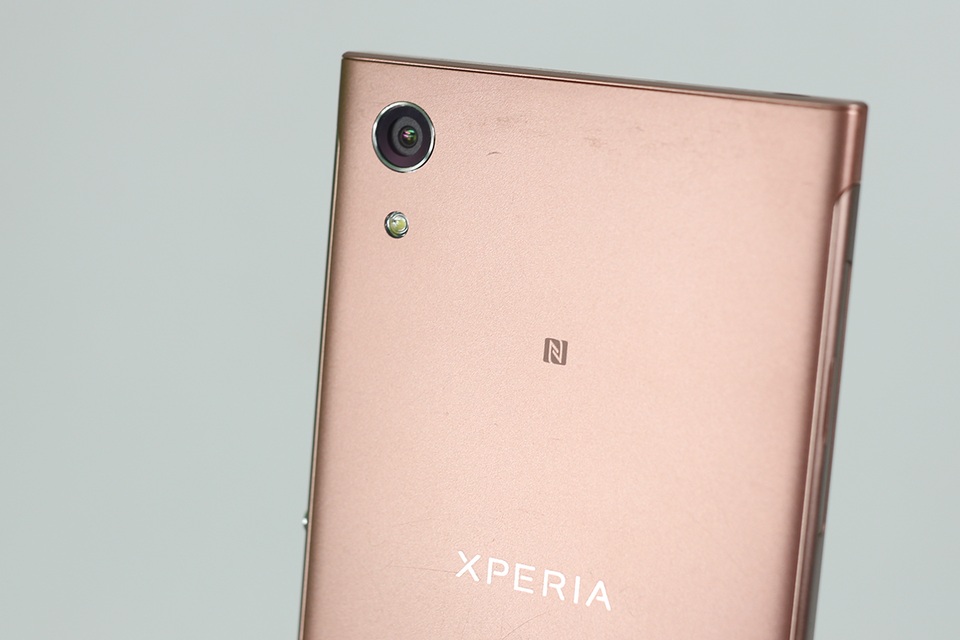 Đập hộp smartphone tầm trung Sony Xperia XA1 sở hữu camera 23 MP - 11 Điểm nhấn của Xperia XA1 đó là cảm biến ảnh Exmor RS với kích thước lớn 1/2.3 inch, độ phân giải cao lên đến 23 MP. Camera này có khẩu độ F/2.0, giúp cho phép thiết bị thu được nhiều ánh sáng hơn, đảm bảo chất lượng hình ảnh. Đi cùng đó, công nghệ lấy nét lai (Hybrid Autofocus) cũng được tích hợp, giúp máy sở hữu tốc độ lấy nét và chụp ảnh khá nhanh.
