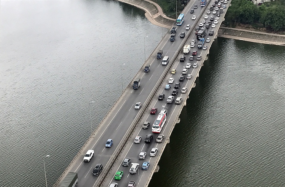 Hà Nội: Đường trên cao hướng vào nội thành ùn tắc nghiêm trọng - 4 Đường trên cao hướng từ Pháp Vân đi Nguyễn Xiển bị ùn tắc trong nhiều giờ