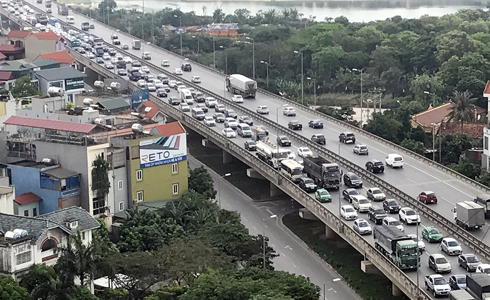 Hà Nội: Đường trên cao hướng vào nội thành ùn tắc nghiêm trọng - 1 Sau kỳ nghỉ lễ, sáng nay, hàng vạn người lại ùn ùn đổ về Thủ đô