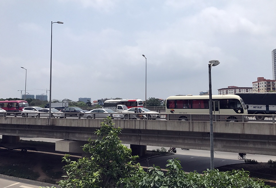 Hà Nội: Đường trên cao hướng vào nội thành ùn tắc nghiêm trọng - 7
Trong nhiều năm qua, cứ vào dịp lễ tết là đường trên cao bị ùn tắc nghiêm trọng, nhưng cho đến nay, Hà Nội vẫn chưa có phương án giải quyết.