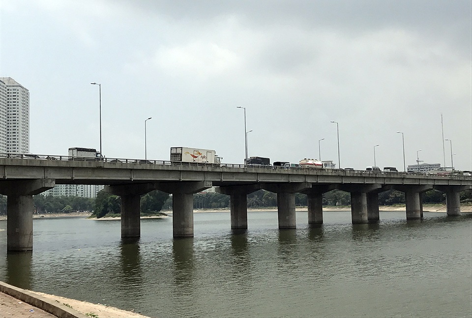Hà Nội: Đường trên cao hướng vào nội thành ùn tắc nghiêm trọng - 8 Do mật độ giao thông cao, tuyến đường xuất hiện hư hỏng, nên mới đây Bộ GTVT đã đề nghị Hà Nội hạ tốc độ lưu thông trên tuyến đường này từ 90 km/h xuống 80 km/h.