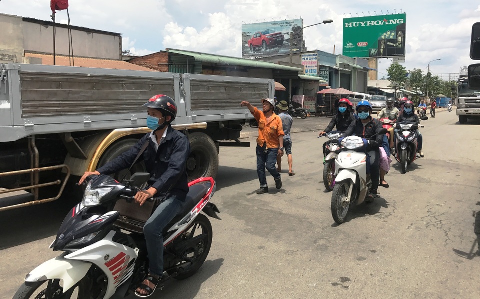 Xử phạt hàng loạt tài xế “dàn hàng” xe giữa đường để... ăn cơm trưa - 7
Tình trạng xe tải, xe container... đậu tràn lan trên QL1 để vào quán ăn gây cản trở giao thông và đe doạ tính mạng người đi đường, khiến người dân địa phương vô cùng bức xúc.