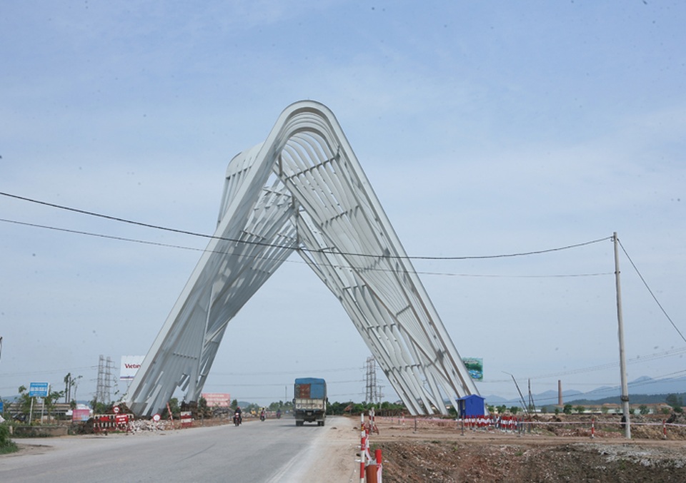 Cận cảnh cổng tỉnh 200 tỷ đồng gây nhiều tranh cãi - 1 Cận cảnh cổng tỉnh 200 tỷ đồng gây nhiều tranh cãi - 1