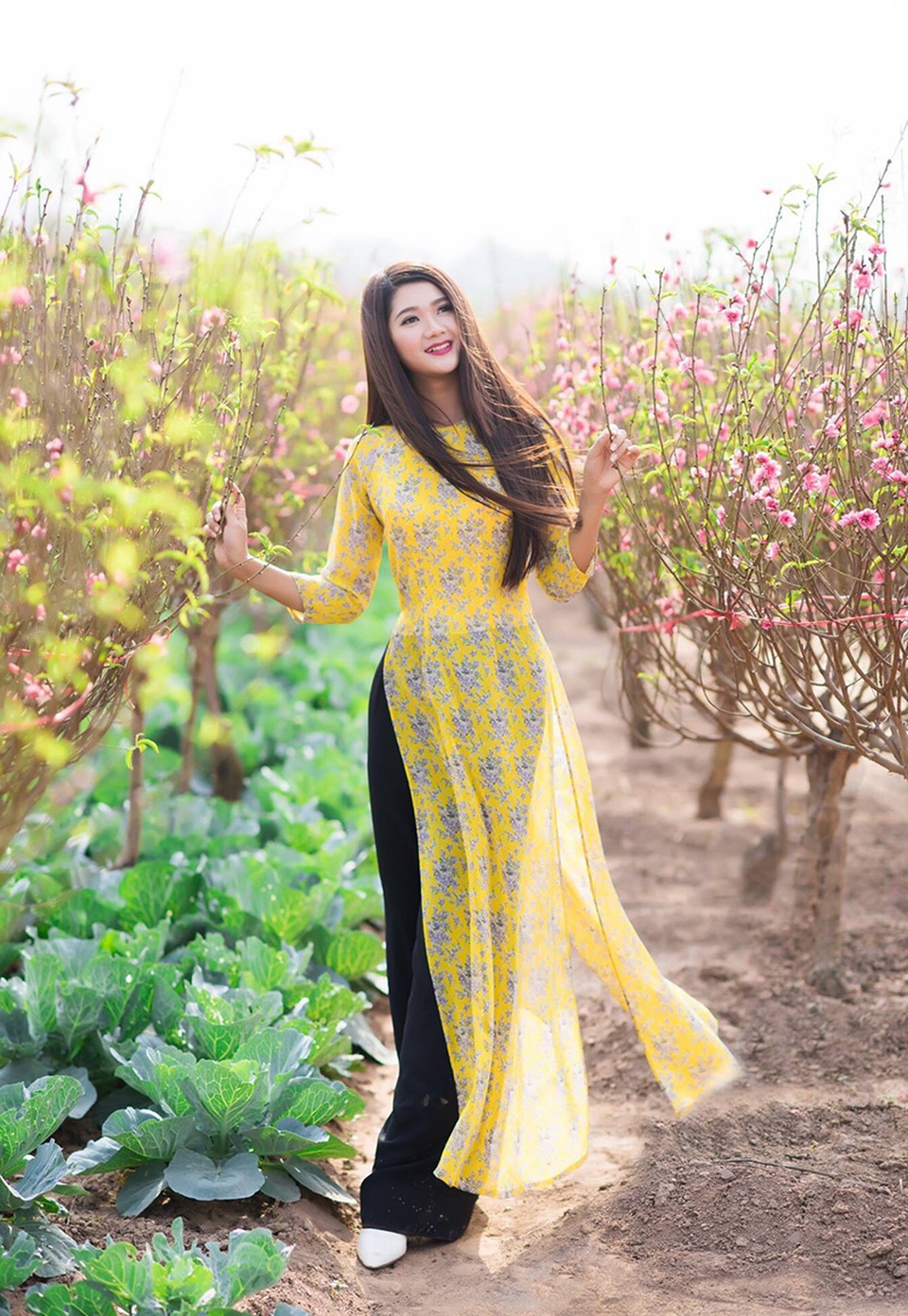 Thiếu nữ Việt "sinh ra để mặc áo dài" - 5
Khi tham gia các cuộc thi người đẹp, Thảo cũng lựa chọn những hình ảnh cô mặc áo dài.