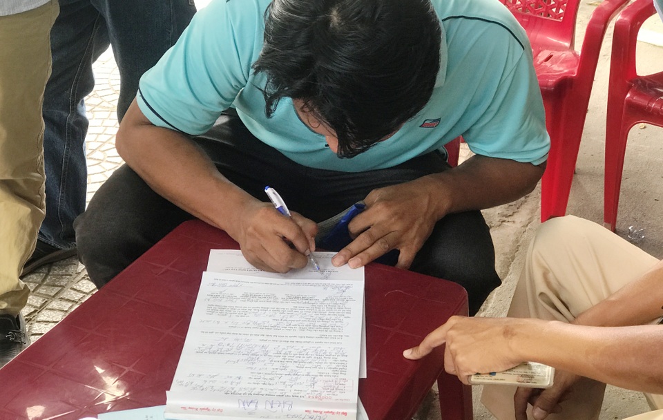 Xử phạt hàng loạt tài xế “dàn hàng” xe giữa đường để... ăn cơm trưa - 5
Với mức phạt 700 ngàn đồng, nhiều tài xế than thở ăn đĩa cơm trưa quá đắt!.