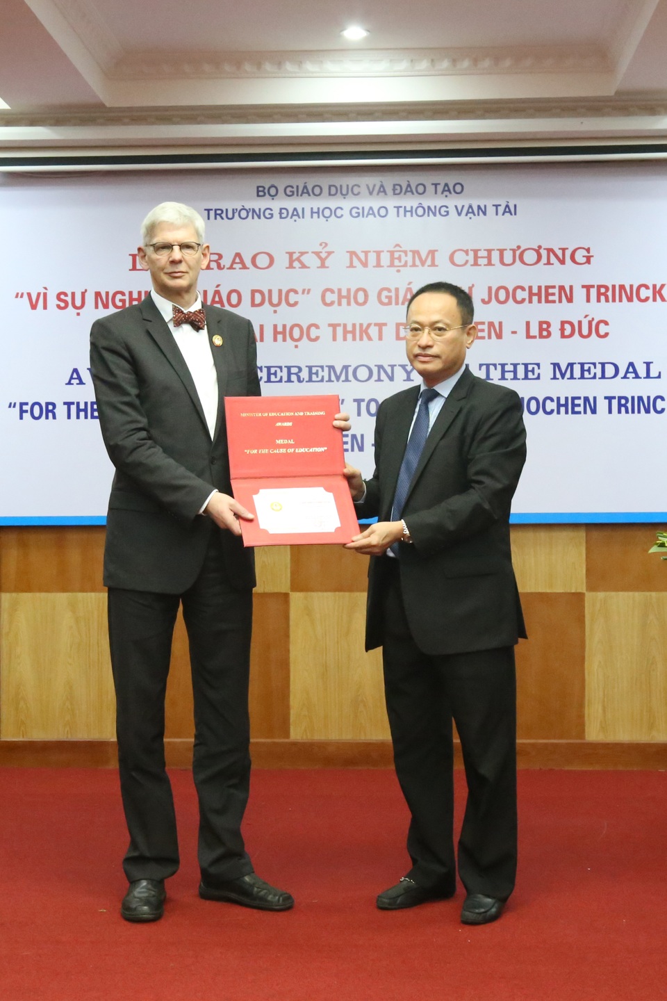 Giáo sư Jochen Trinckauf nhận Kỷ niệm chương vì sự nghiệp giáo dục - 1
Vụ trưởng Vụ Quan hệ quốc tế Bộ GD&ĐT Nguyễn Xuân Vang đại diện Bộ GD&ĐT trao Kỷ niệm chương tới Giáo sư Jochen Trinckauf