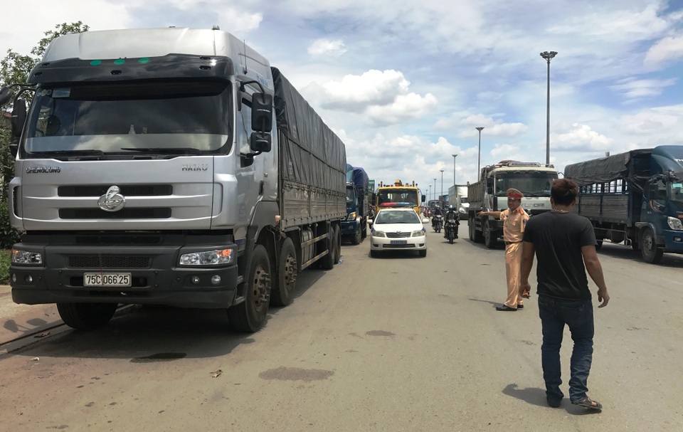 Xử phạt hàng loạt tài xế “dàn hàng” xe giữa đường để... ăn cơm trưa - 3
Lực lượng CSGT nhanh chóng yêu cầu các tài xế xuất trình giấy tờ để kiểm tra, xử lý.