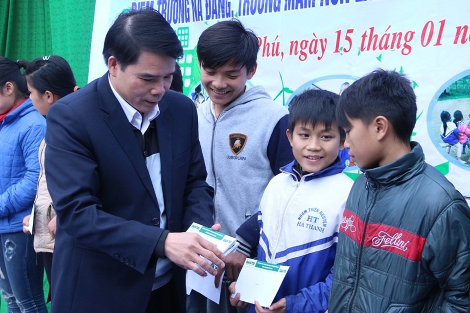 Hân hoan ngày khánh thành phòng học Dân trí thứ 10 tại điểm trường Nà Đang - 10 Ông Lữ Đức Chung trao học bổng cho học sinh