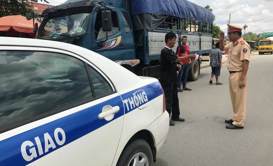 Xử phạt hàng loạt tài xế “dàn hàng” xe giữa đường để... ăn cơm trưa - 4 Hàng loạt tài xế bị lập biên bản xử phạt hành vi dừng, đỗ xe tại khu vực có biển cấm.