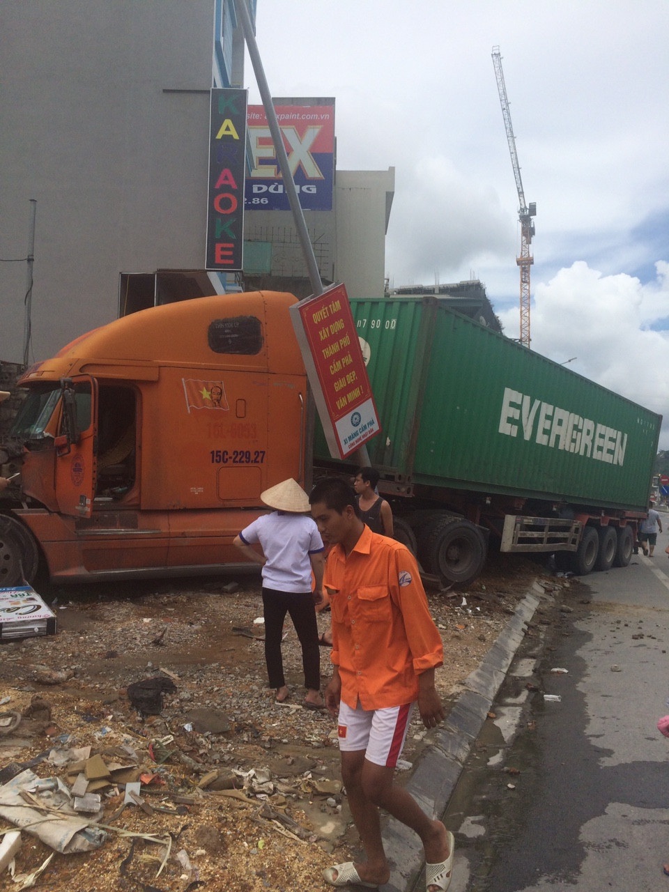 Xe container nổ lốp lao lên vỉa hè, húc đổ cột điện - 1 Đang lưuu thông, chiếc xe bỗng dưng mất lái lao thẳng lên vỉa hè