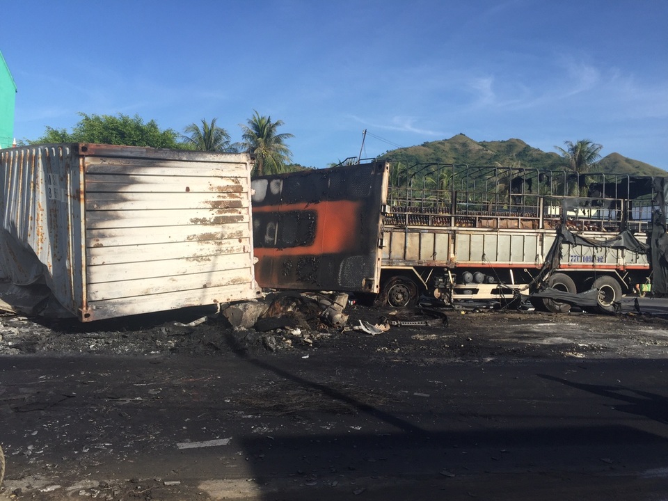 Hiện trường vụ tai nạn sau khi container và ô tô tải tông nhau liên hoàn, bốc cháy tại Khánh Hòa