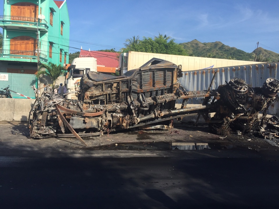 Cảnh sát đã nhanh chóng có mặt khám nghiệm hiện trường để điều tra vụ tai nạn