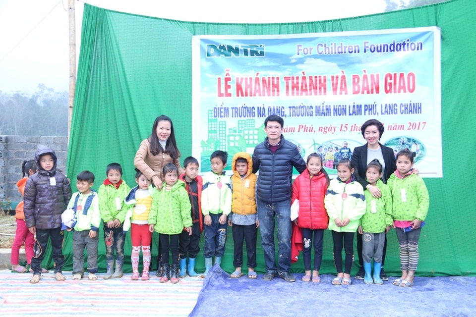 Hân hoan ngày khánh thành phòng học Dân trí thứ 10 tại điểm trường Nà Đang - 12 Những chiếc áo ấm của nhà hảo tâm sẽ giúp các cháu đỡ lạnh hơn trong mùa giá rét