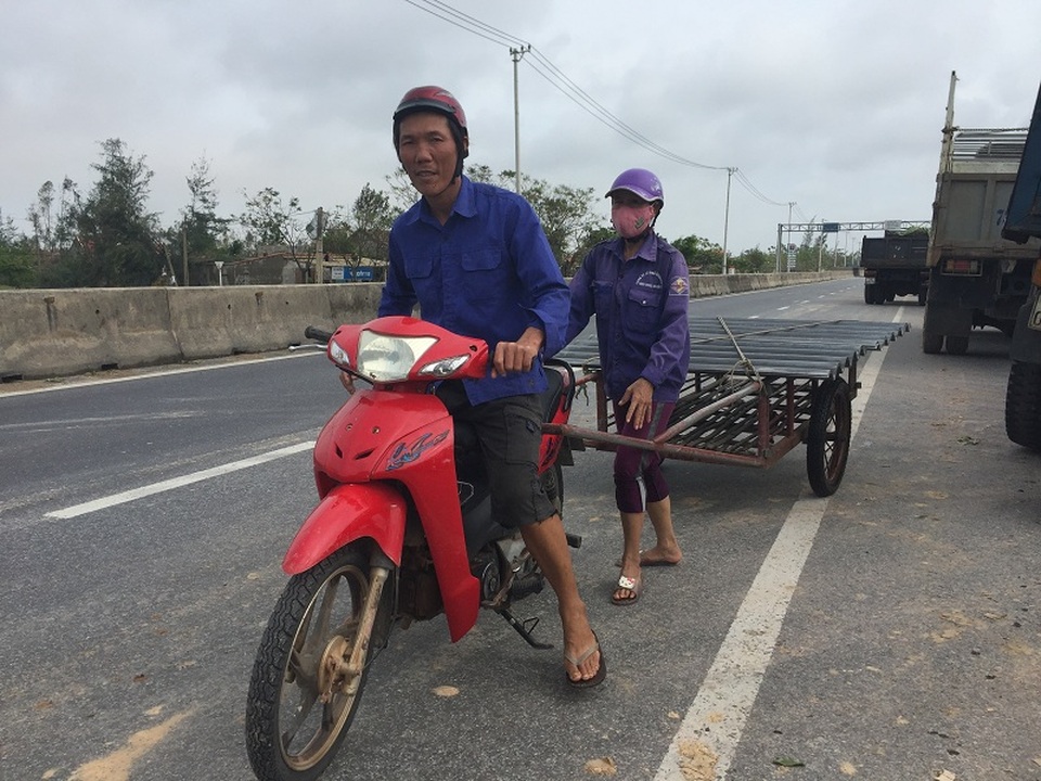 Người dân đổ xô đi mua ngói lợp nhà sau bão - 8 Người dân đổ xô đi mua ngói lợp nhà sau bão - 8