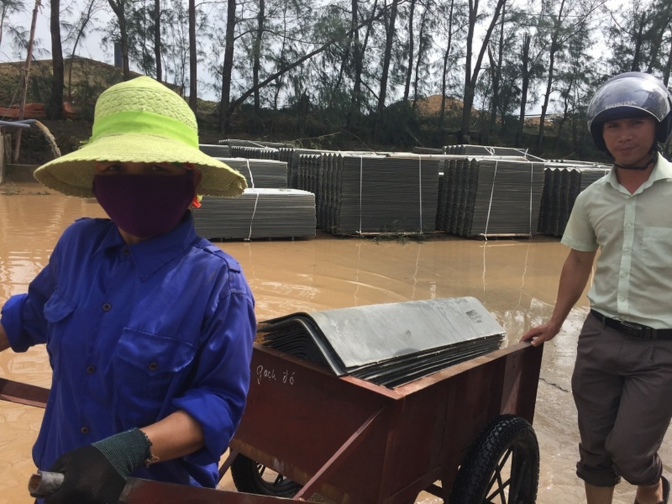 Người dân đổ xô đi mua ngói lợp nhà sau bão - 7 Người dân đổ xô đi mua ngói lợp nhà sau bão - 7