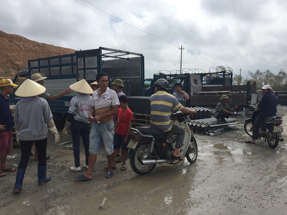Người dân đổ xô đi mua ngói lợp nhà sau bão - 5 Rất đông người dân đổ xô đi mua ngói về sửa nhà bị hư hỏng do bão số 10