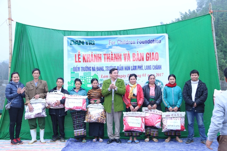 Hân hoan ngày khánh thành phòng học Dân trí thứ 10 tại điểm trường Nà Đang - 11 Chủ tịch UBND xã Lâm Phú tặng chăn ấm của nhà hảo tâm đến bà con