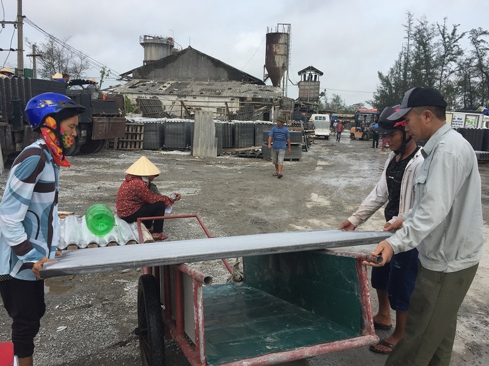 Người dân Quảng Bình mua ngói về tu sửa lại ngôi nhà hư hỏng