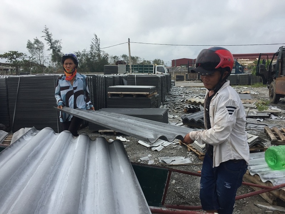 Người dân đổ xô đi mua ngói lợp nhà sau bão - 2 Ngói lợp Fibrocement là mặt hàng được nhiều người dân lựa chọn