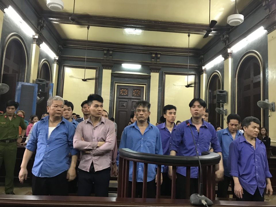 Trùm cờ bạc Sở Thùng lãnh án - 1 Kiệt (hàng trên, đứng thứ 3 từ trái qua) và đồng phạm chờ nghe HĐXX tuyên án.