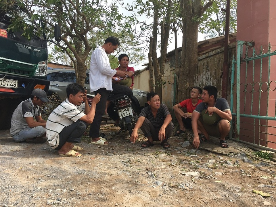 Người dân đổ xô đi mua ngói lợp nhà sau bão - 3 Người dân ngồi chờ mua ngói lợp tại một nhà máy ngói trên địa bàn huyện Quảng Trạch