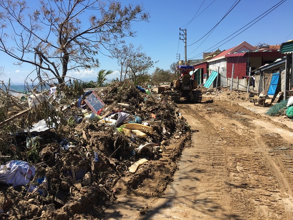 Con đường ven biển tại xã Cảnh Dương, huyện Quảng Trạch bị đất cát phủ lấp trong bão số 10