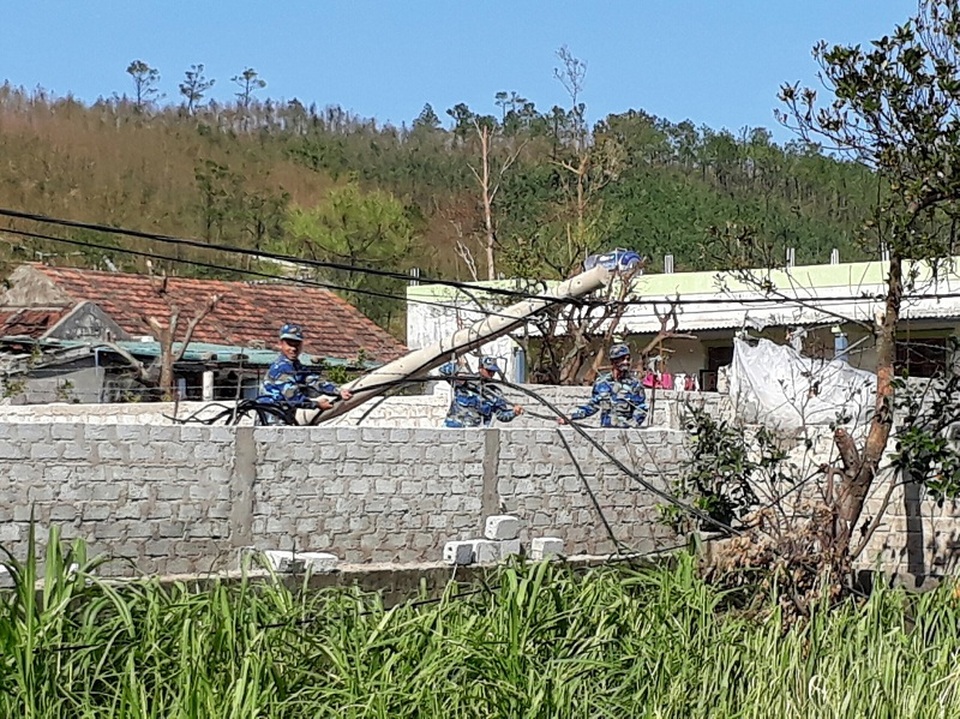 Giữa cái nắng như đổ lửa, các chiến sỹ Cảnh sát biển vẫn đang hăng say làm việc, giúp đỡ người dân vùng tâm bão