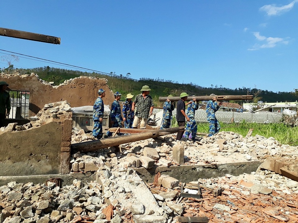 Nhờ sự giúp đỡ của các chiến sỹ cảnh sát biển, những đống đổ nát sau bão đang dần được thu dọn