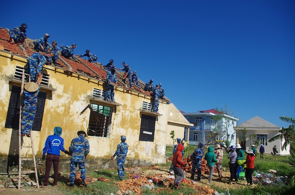 Giúp đỡ các trường học tại Quảng Đông lợp ngói, sửa chữa mái phòng học bị tốc do bão