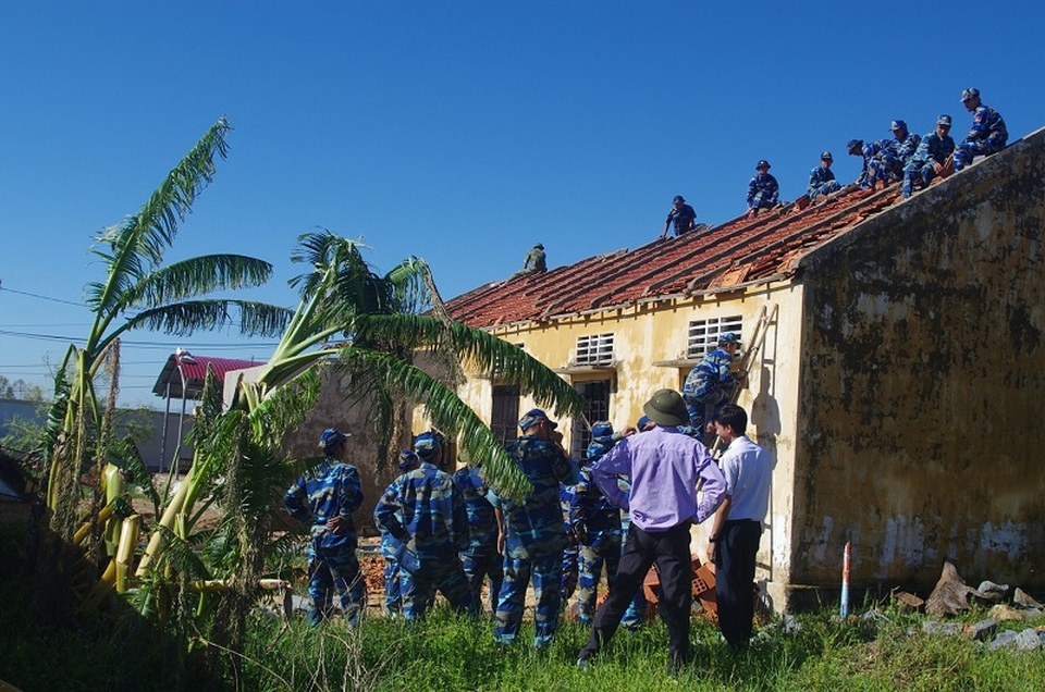 Cảnh sát biển căng mình giúp dân khắc phục hậu quả do bão số 10 - 7